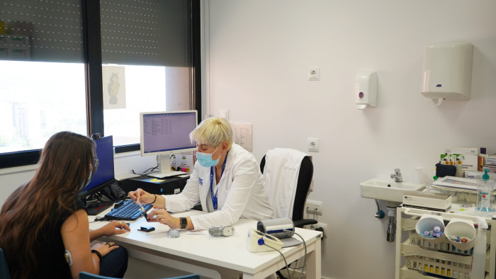 Infermera de pràctica avançada amb una pacient