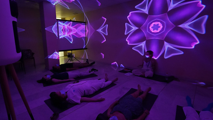 Imatge duna sessió de la teràpia mindfulness amb realitat immersiva cedida per Broomx