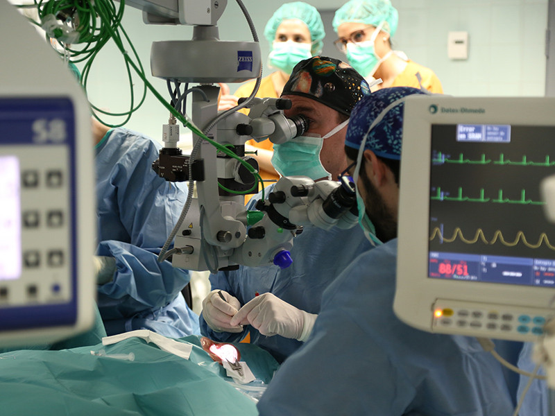 Professionals a un quiròfan de Vall d'Hebron